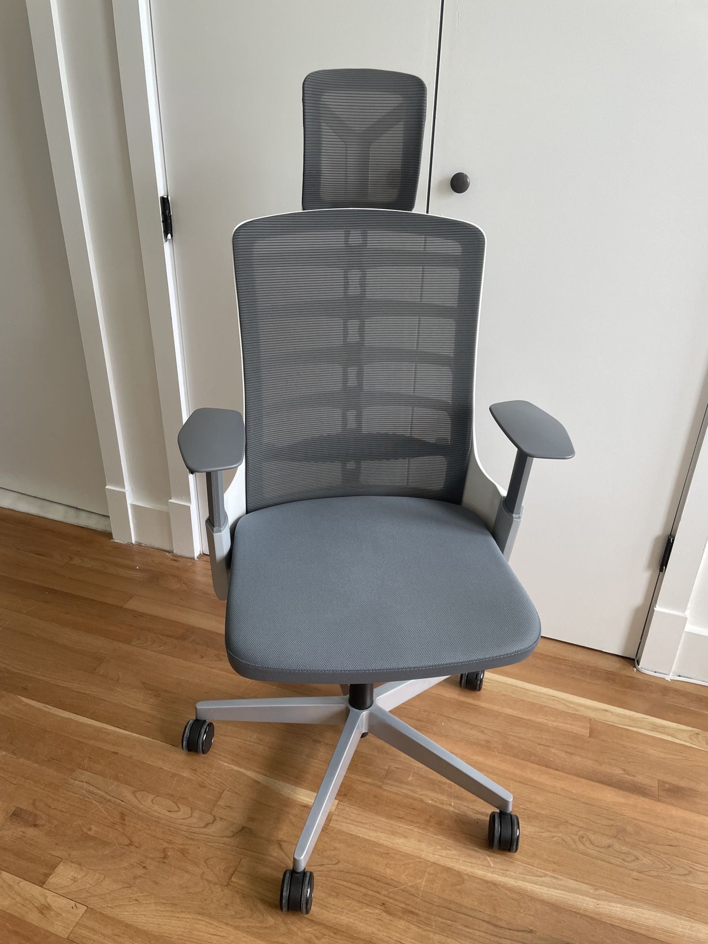 Rolling Desk Chair (Uplift Vert)