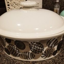Mid Century   covered casserole -arabia  made in Finland  11"
