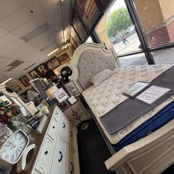 Queen Bedroom Set ‼️🚨 On Sale 🚨‼️ Includes: Dresser, Mirror,Nightstand  & Bedframe