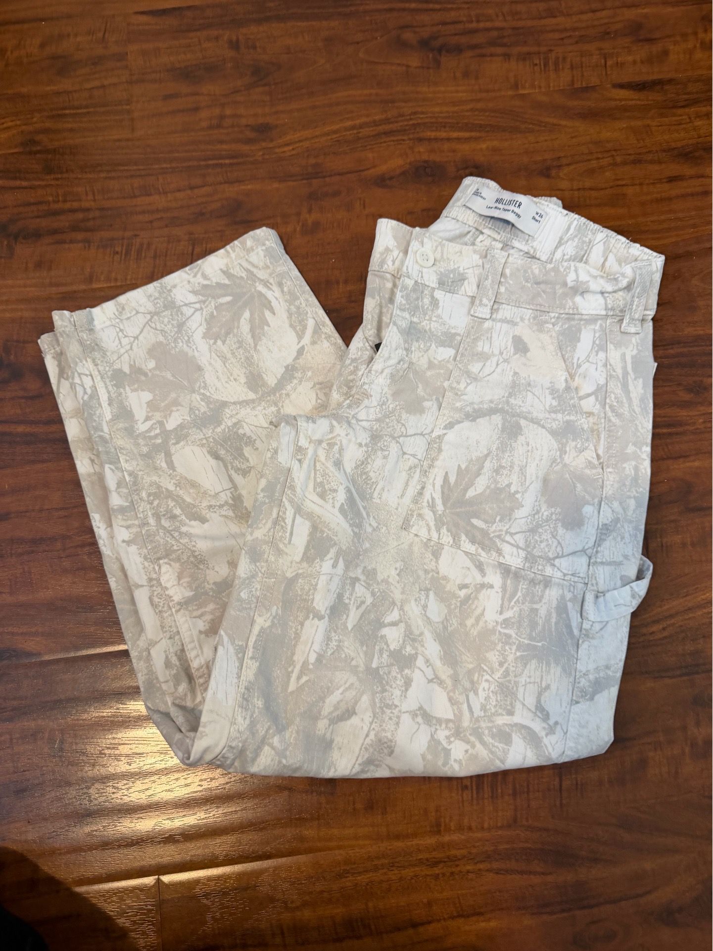Hollister Women’s low rise camo baggy pants size 2 short