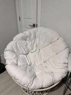 White Papasan Chair with Cushion – Excellent Condition