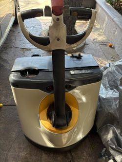 WP2300 Crown Pallet Jack