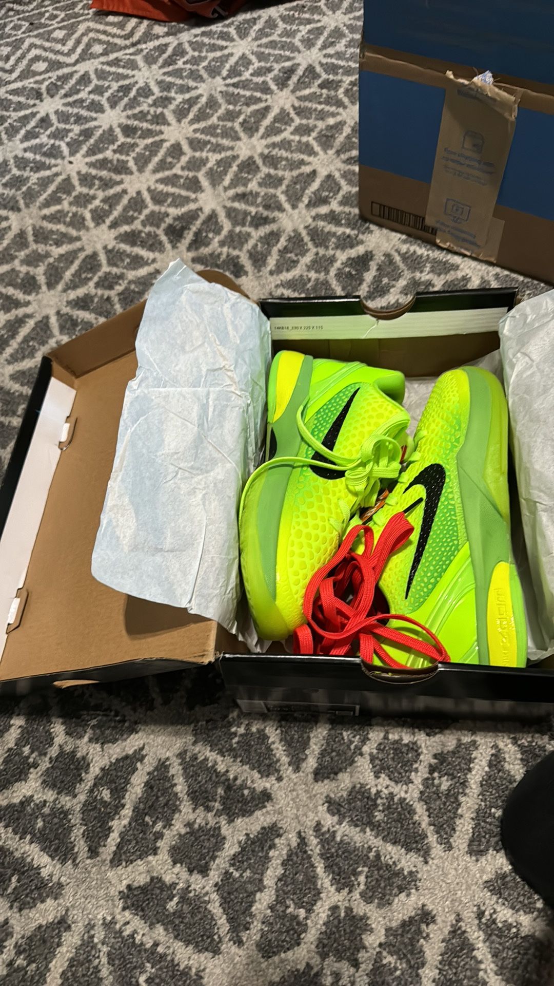 Kobe Grinches Size 9