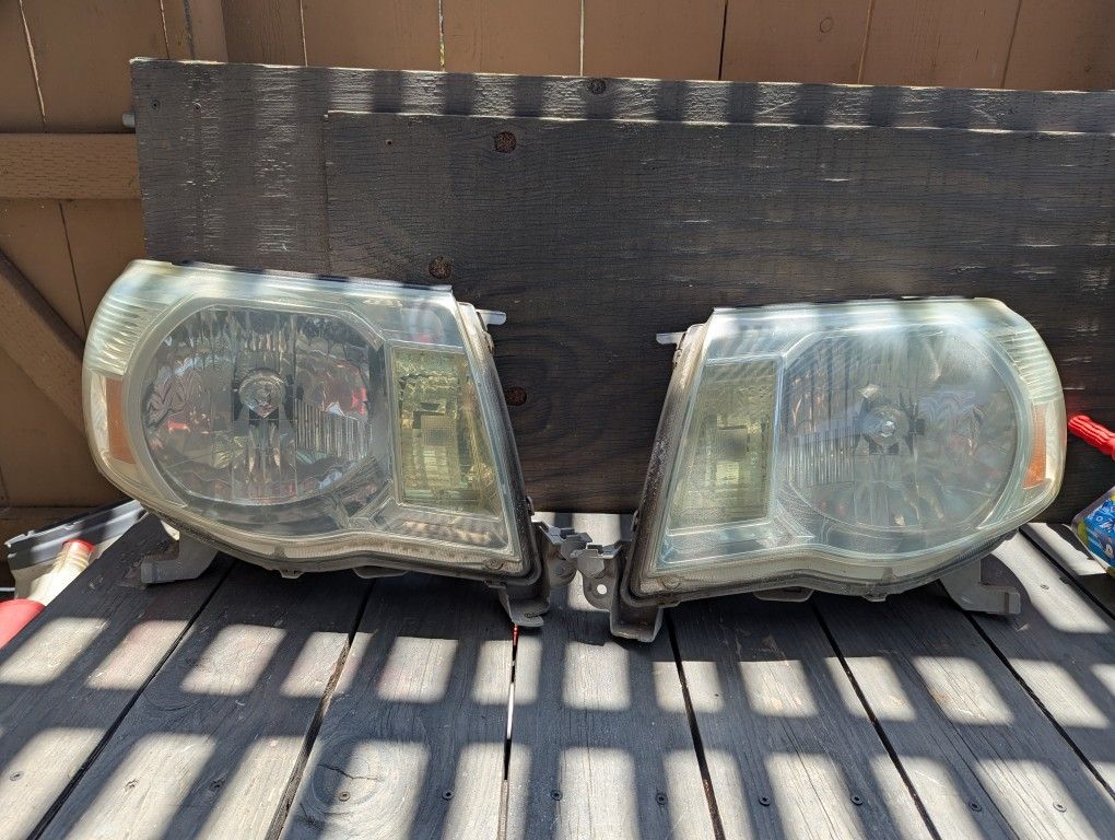 2005-2012 Toyota Tacoma Headlight Set