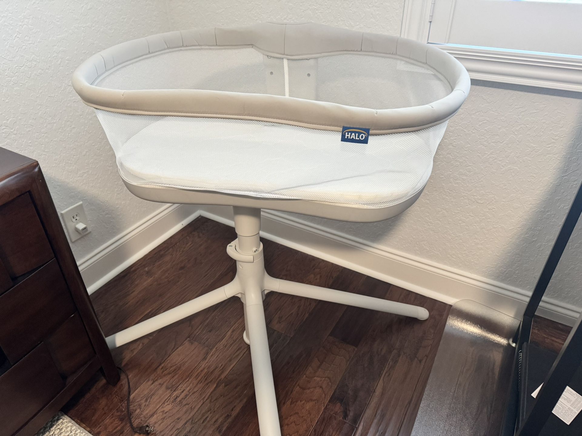 HALO BassiNest Swivel Sleepers 3.0 Baby Bassinet + Breathable Mattress