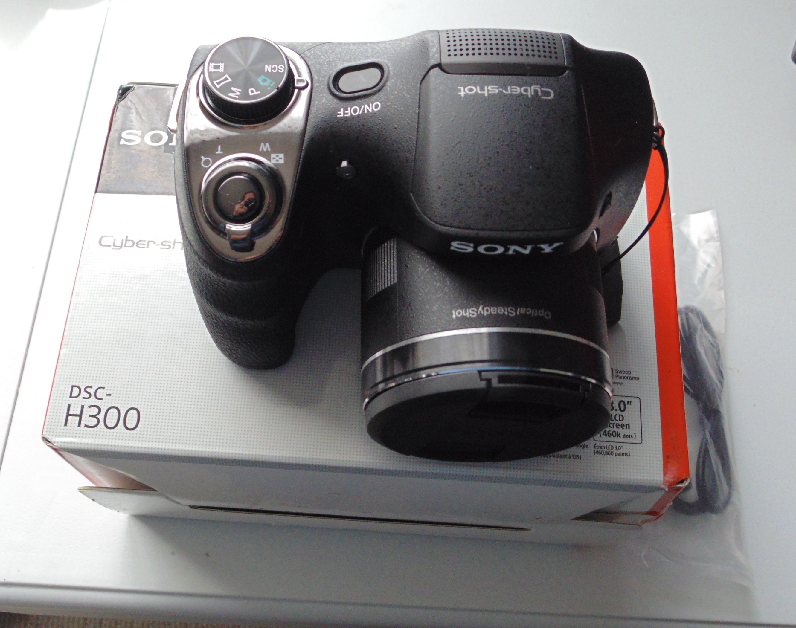 Digital Camera Sony Cybershoot DSC-300. 20.1 MP. 35 X. With box. Very good condition.