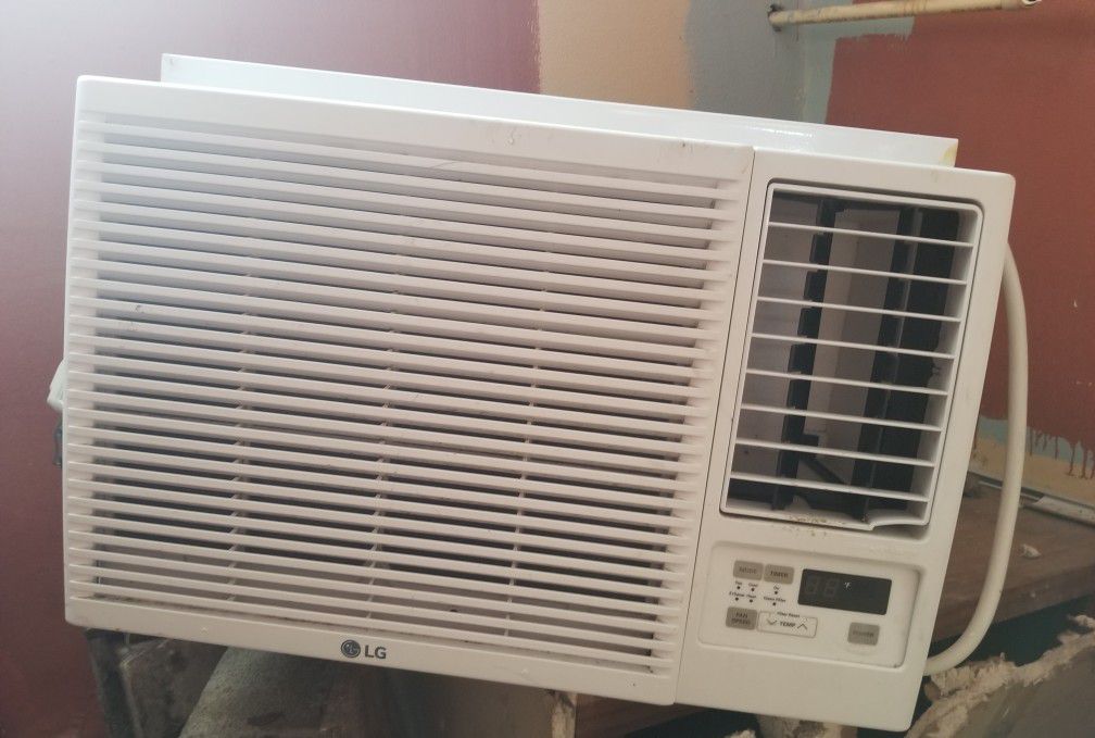 Window unit.. almos new.. used less than 2 week. paid over $600...COOL AND HEAT