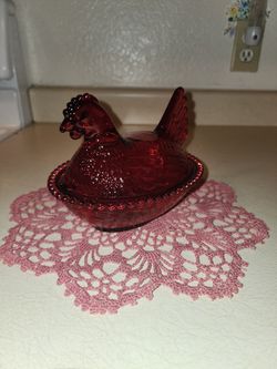 This Vintage ruby red glass HEN ON A NEST.