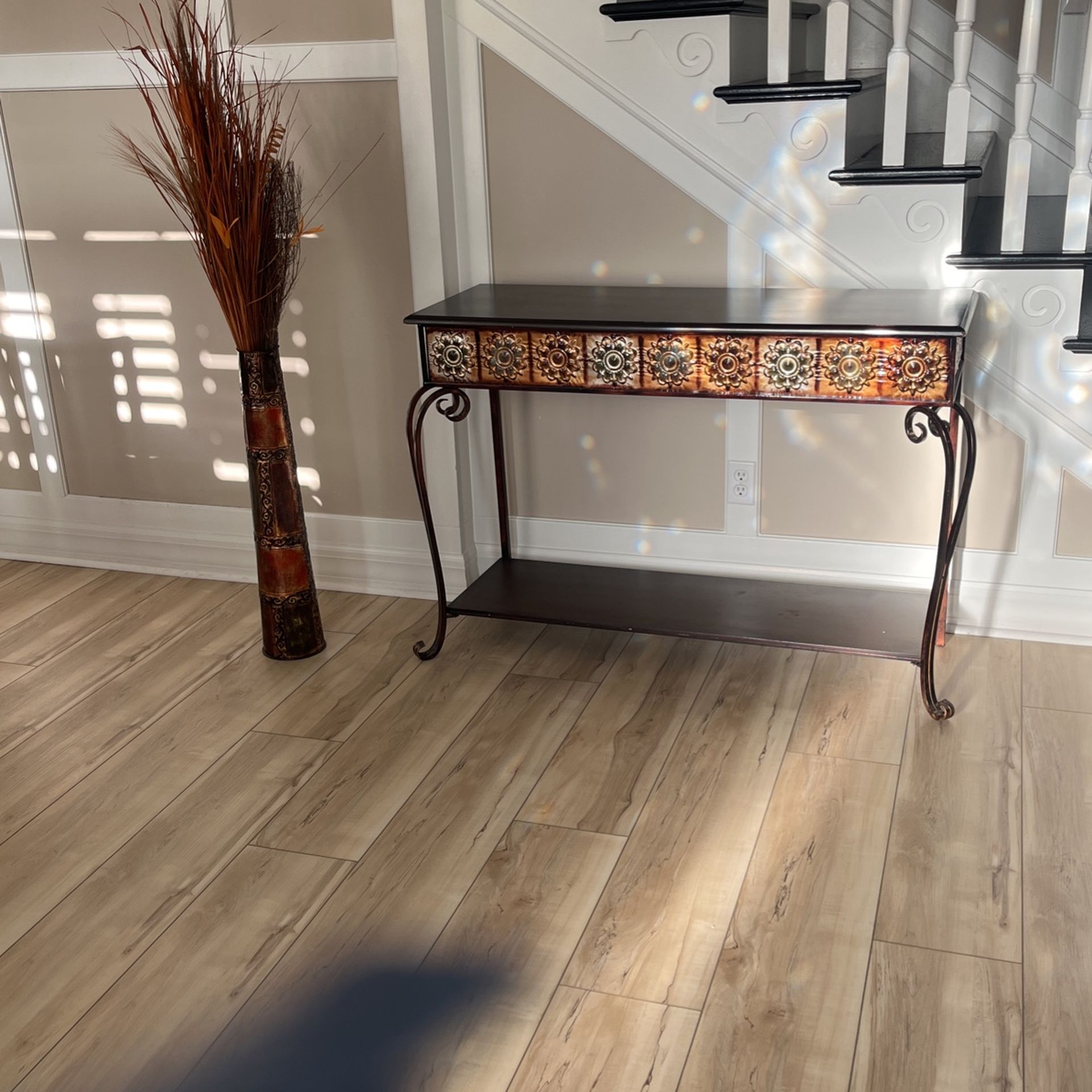 Accent table and Matching Floor vase