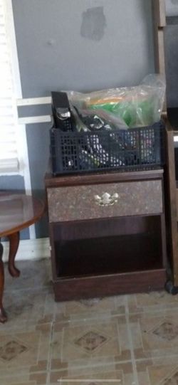 Mesita de noche/ Nightstand