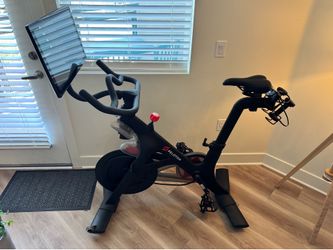 Peloton Bike - Amazing condition - includes accessories