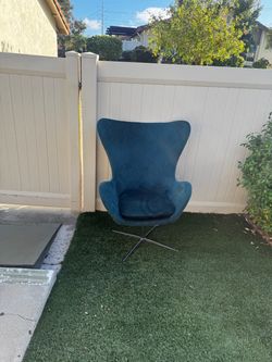 Swivel accent chair