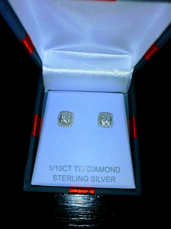 1/10 CT Tw. Diamond Sterling Silver earrings. Brand New for Sale in Tampa, FL - OfferUp