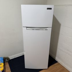Magic Chef  7.4 cu. ft. Apartment Size Top Freezer Refrigerator in White Very Clean and Excellent Condition 