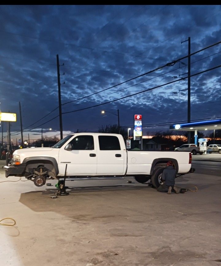 2001 CHEVY 2500HD Longbed W/Gooseneck Hitch for Sale in San Antonio, TX