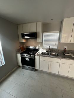 2 bedroom 1 bathroom duplex with yard and laundry