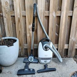 Miele Classic C1 Cat Dog Pet Canister Vacuum Cleaner