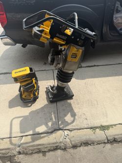 Dewalt Power Shift DCPS660 Jumping Jack Like New Wiht 2 Batteries In The Charger