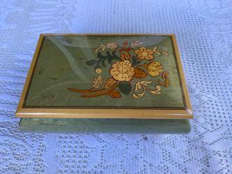 Vintage Music Box Jewelry Case Plays Isle of Capri