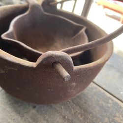 Cast Iron Pot And Ladle For Making Bulletts 
