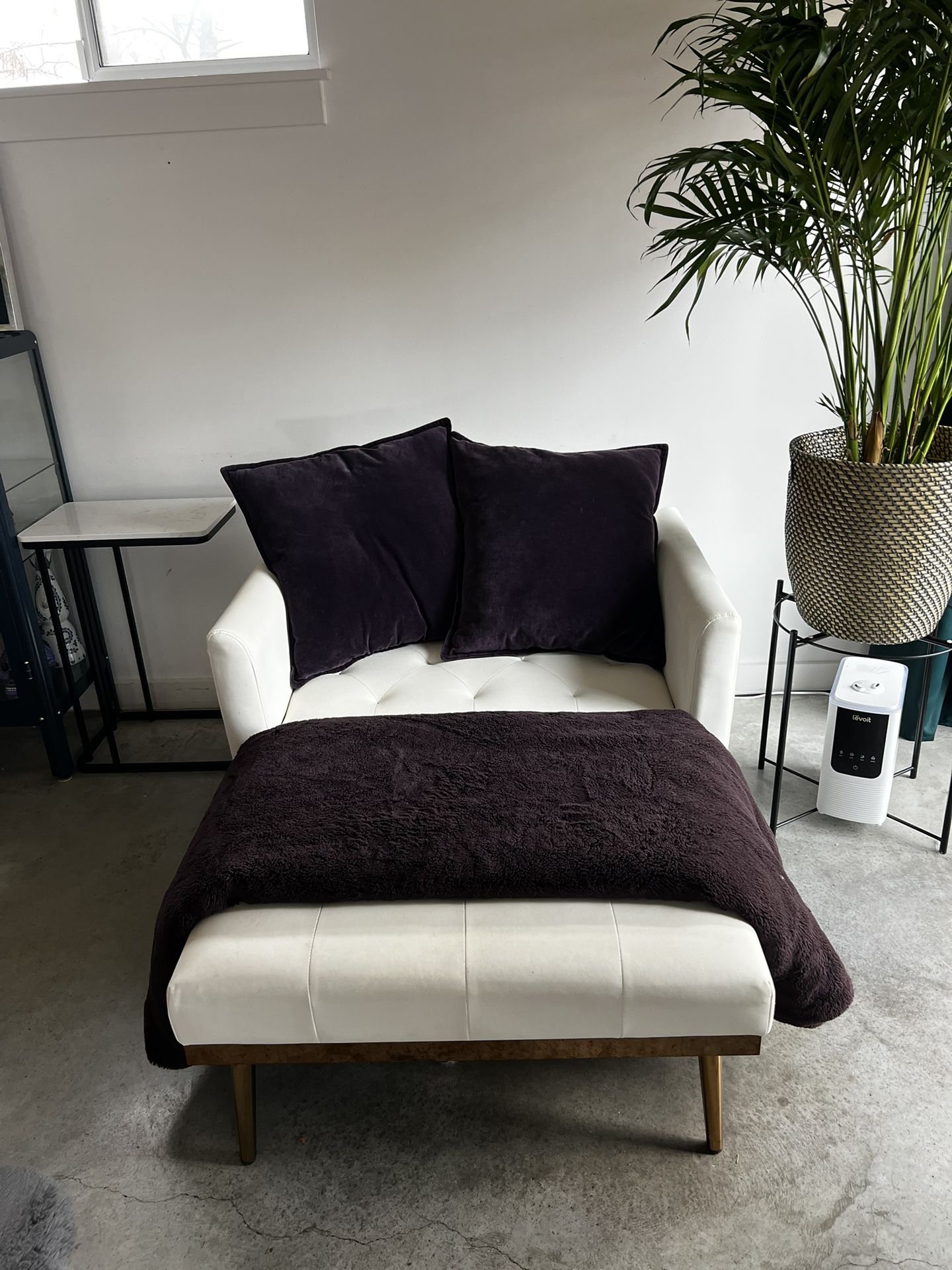 White Leather Tufted Chaise