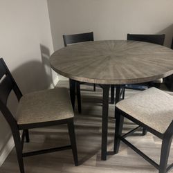 Round Dining Table 