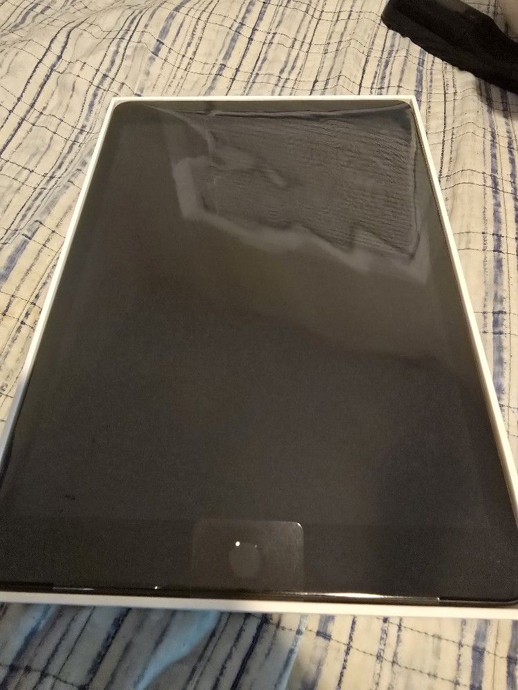 3 Ipads 7th Gen 32gb. Cellular