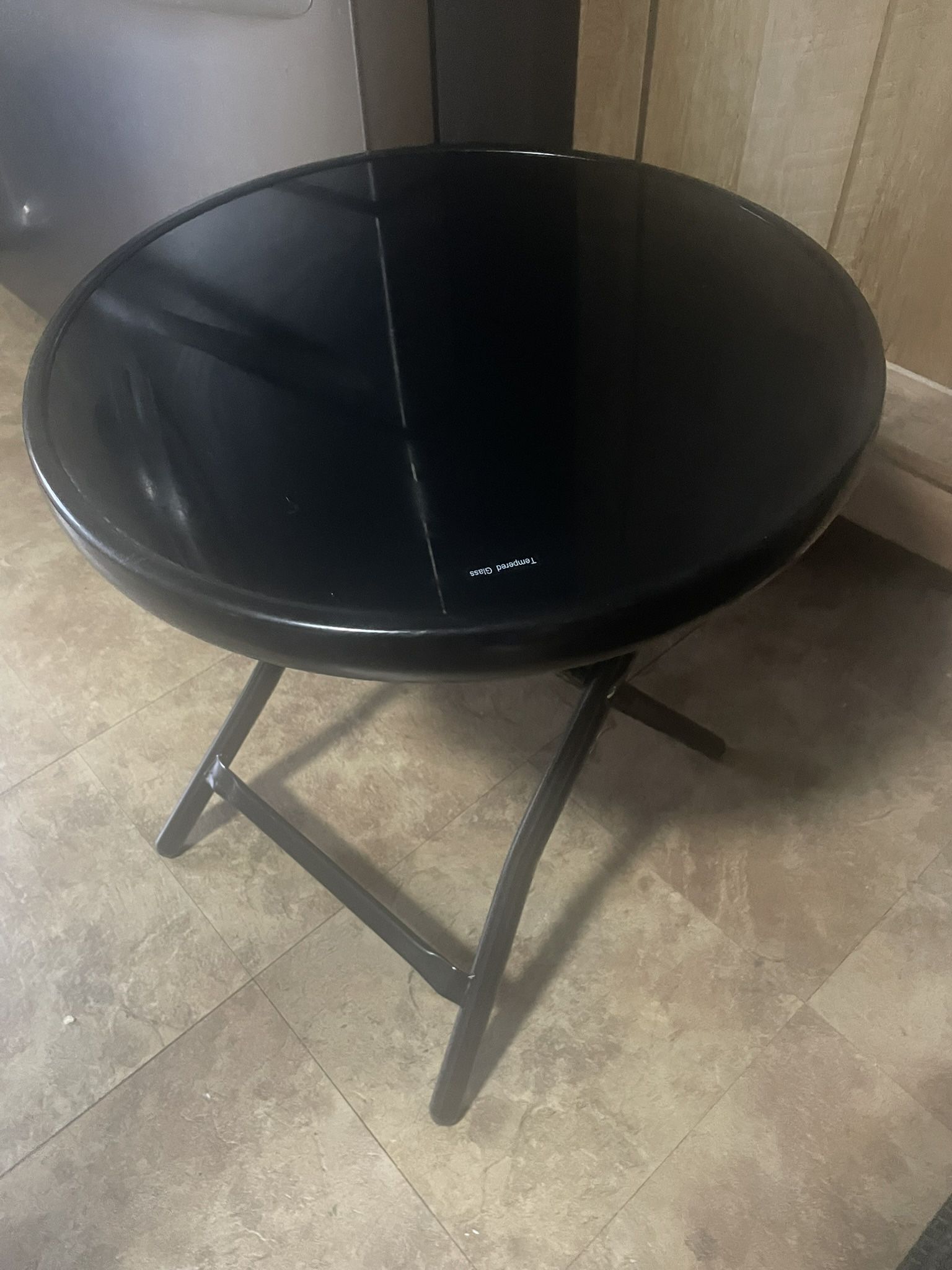 Small Black Glass Folding Outdoor Patio Side Table 18” W x 19”H Pequeña mesa auxiliar plegable de cristal negro