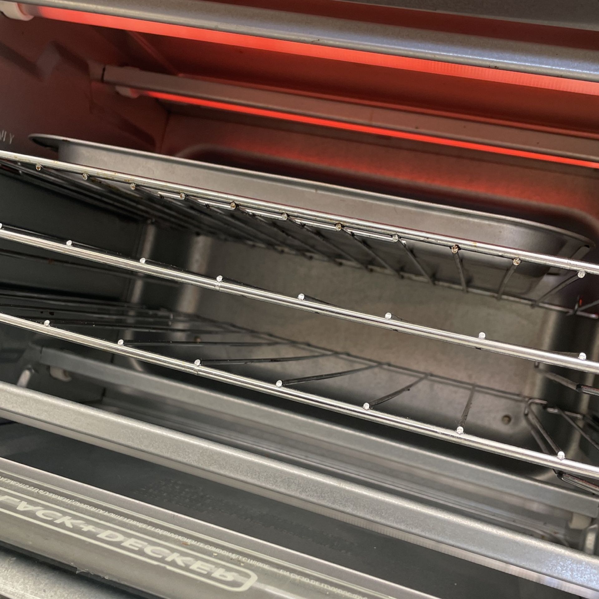 Black and decker. Toaster oven with timer. Bake broil works excellent