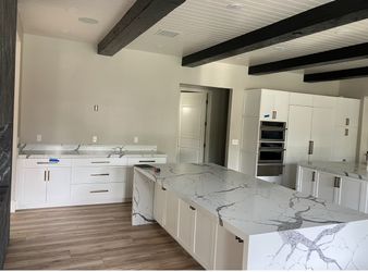 Kitchen Cabinets/ Countertops
