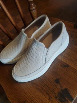 Vionic slip on shoes