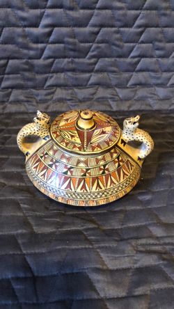 Vintage art pottery with lid and handles. Peru, South America