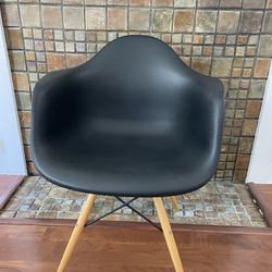 Black chair with wooden legs