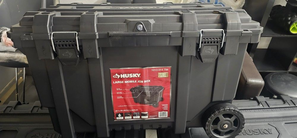 Husky 36.5in Black heavy duty large rolling toolbox with tool tray and keyed lock
