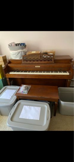 Courier Spinet Piano