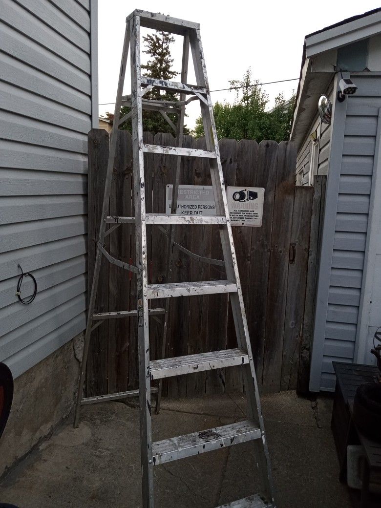 Aluminum 8 Ft Step Ladder - 225 Lb Weight Capacity