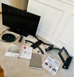 Samsung Model LN465530 LCD TV, complete wall-mount & hardware & turntable tv stand w/remote control