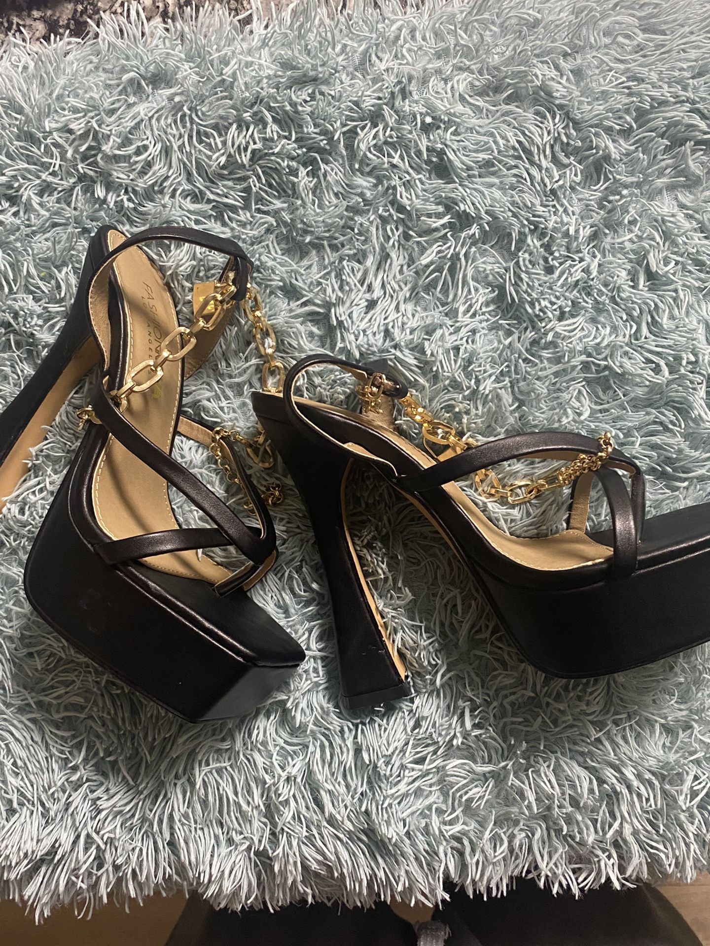 Size 6 Fashion Nova Platfrom Pumps