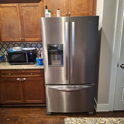 Whirlpool Refrigerator $500  With Water & Ice maker