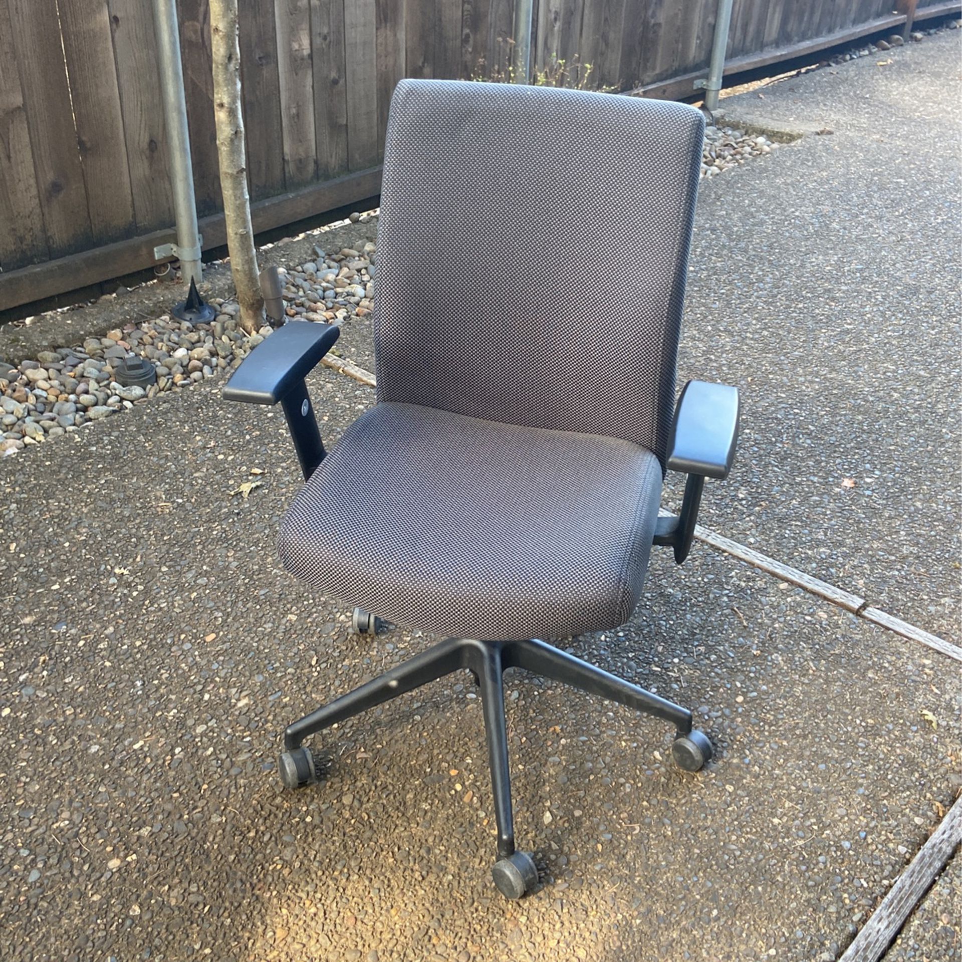 Black Cushioned Rolling Office Chair