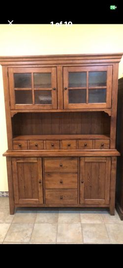 Wooden Hutch/China Cabinet
