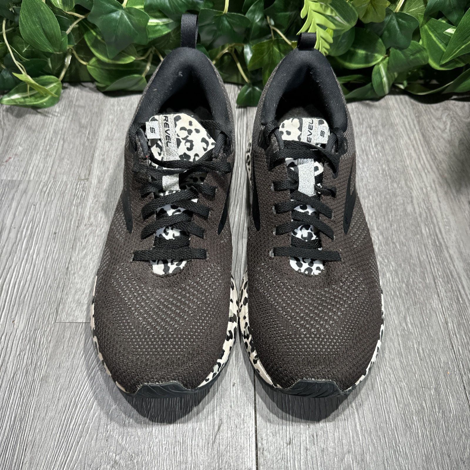 Brooks Revel Run Wild Low Top Running Shoes Leopard Womens Size 10