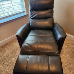Leather Recliner – Clean & Comfortable (Works Perfect)