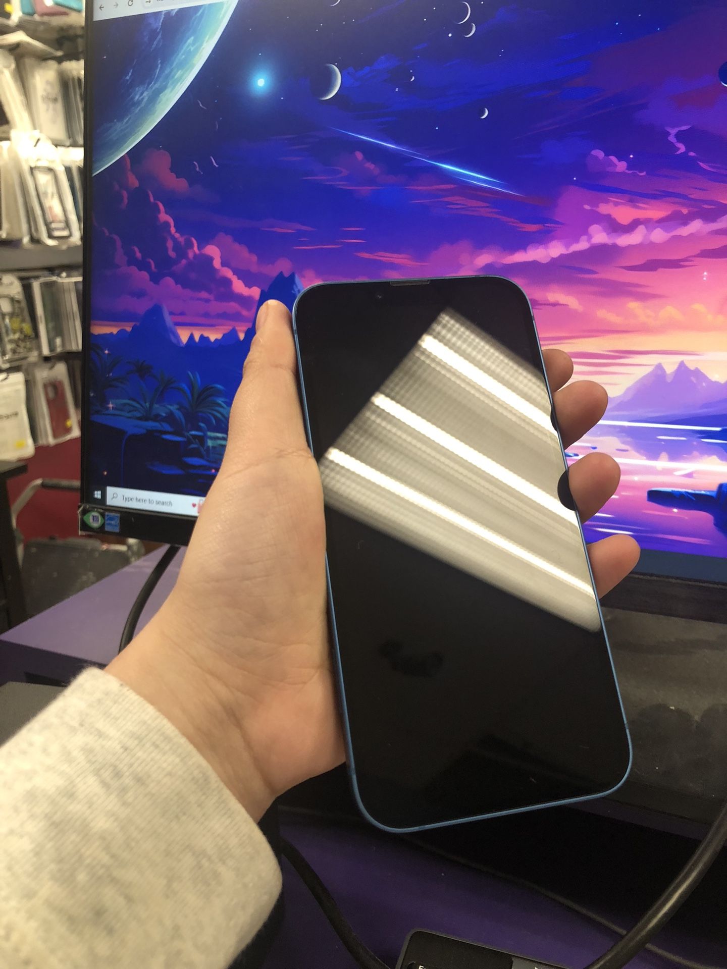 iPhone 13 256gb unlocked sold with store warranty Cell phones & Accessories