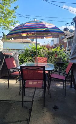 🪑🏖️🏊‍♀️Outdoor Table Glass Top set.. comes with 4 chairs and umbrella & umbrella Stand 
🪑🏖️🏊‍♀️.....,,