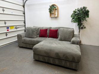 Lindyn Sectional Sofa & Ottoman