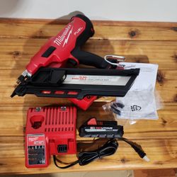 Milwaukee M18 'Fuel' 30 Degree Framing Nailer, High Ouput Battery, Charger