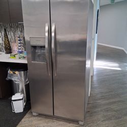 Refrigerator With Ice Maker And Water