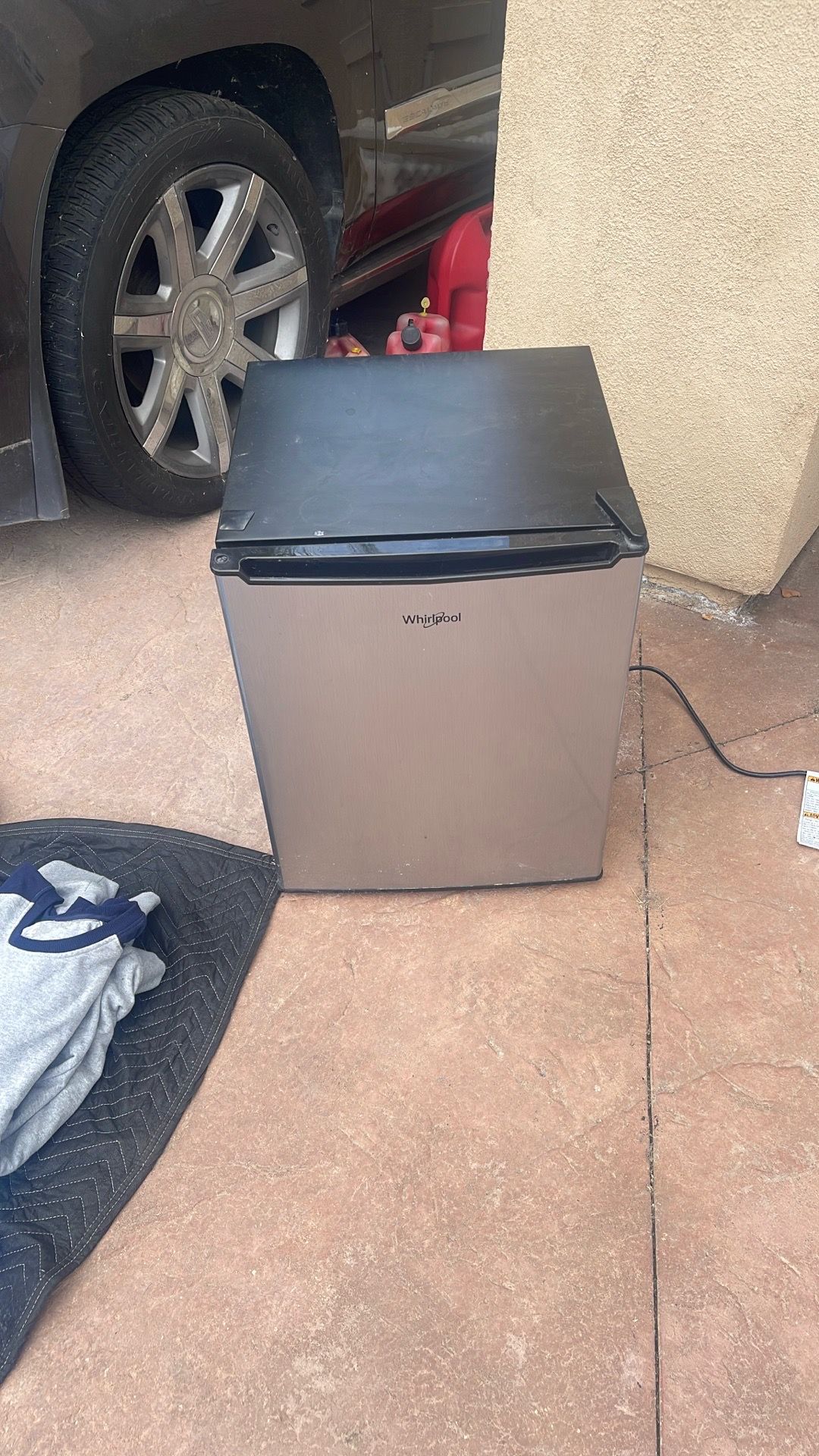 Whirlpool, small mini fridge