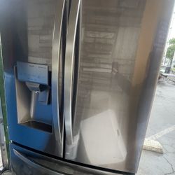 Lg ThinQ Black Stainless Bottom Freezer refrigerator 